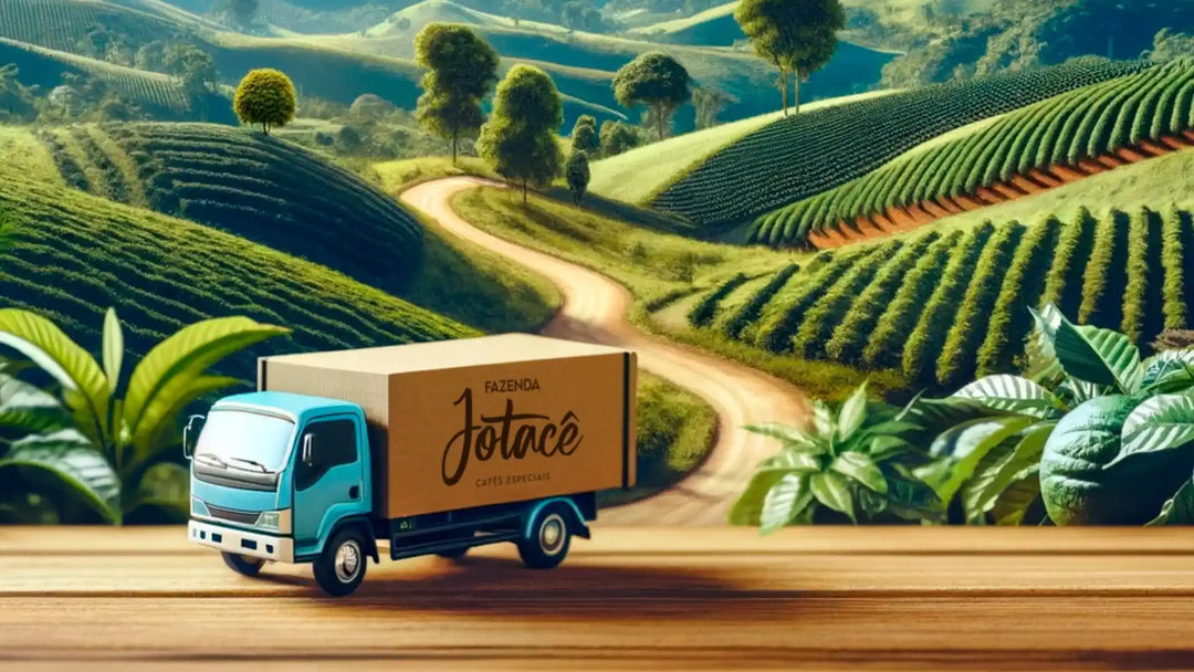 Ilustração de um caminhão cujo baú é uma caixa da fazenda jotacê percorrendo uma estrada em meio a lavouras de café