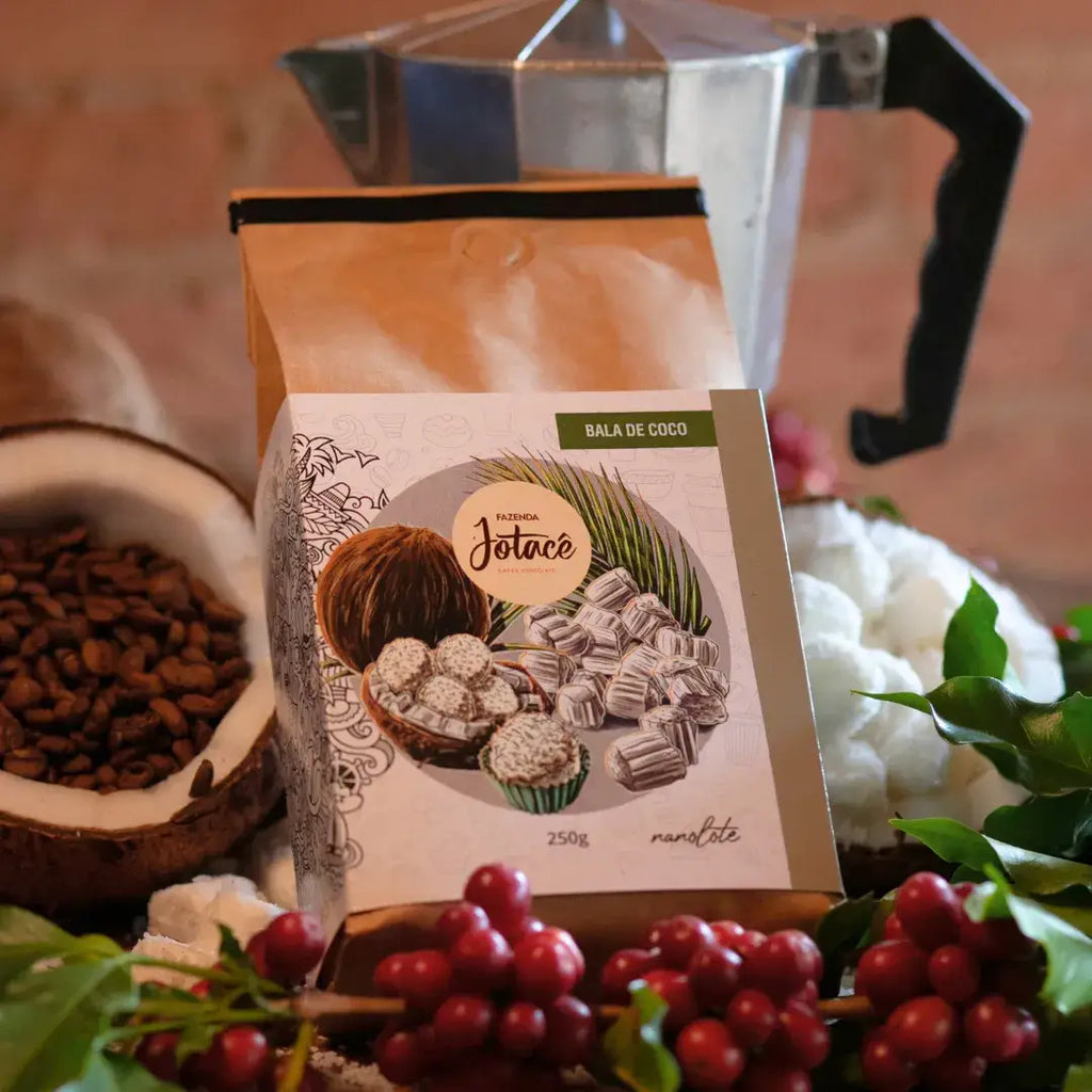Café Bala de Coco da Fazenda Jotacê ao lado de grãos de café, cocos e utensílios de preparo, em composição natural e rústica.
