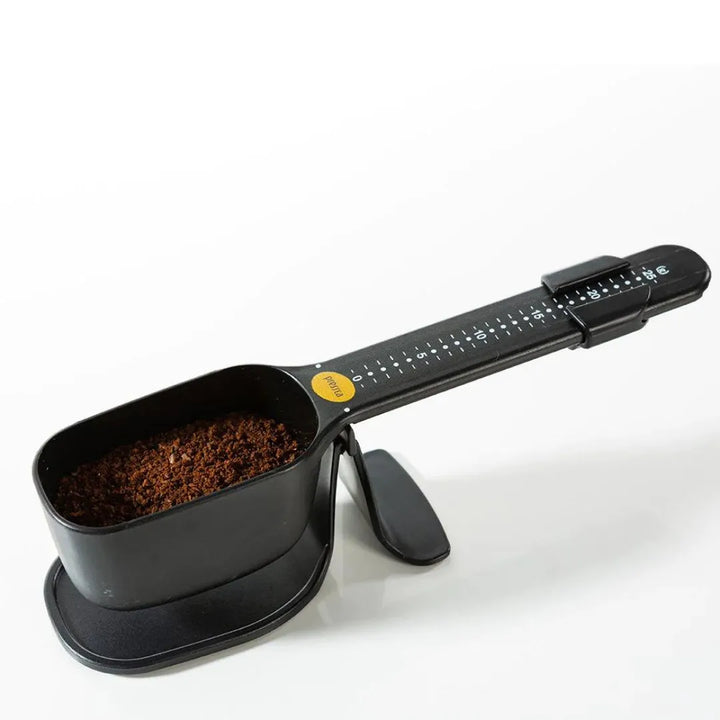 Vista isométrica da balança dosadora dose certa preta da pressca cheia de café moído com sombras em fundo neutro