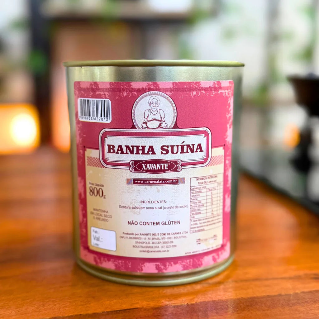 Lata de Banha Suína Xavante 800g vista de costas mostrando rótulo com ingredientes (gordura suína em rama e sal) e informações nutricionais.