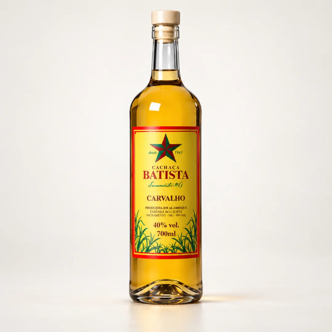 Garrafa da Cachaça Batista Carvalho 700ml com rótulo amarelo e estrela vermelha e verde, sobre fundo claro