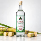 Cachaça de alambique Batista Prata entre pedaços de cana-de-açúcar cortada