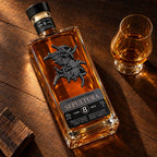 Garrafa da cachaça do Sepultura deitada sobre mesa de madeira, com taça de cachaça premium ao lado