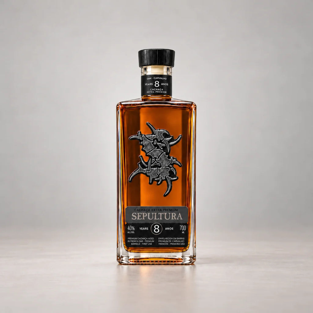 Garrafa da Cachaça Sepultura Extra Premium 8 Anos 700ml, com o emblema da banda em metal, sobre fundo cinza