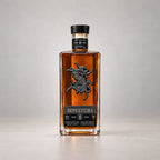 Garrafa da Cachaça Sepultura Extra Premium 8 Anos 700ml, com o emblema da banda em metal, sobre fundo cinza