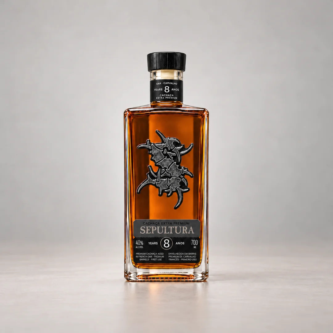 Garrafa da Cachaça Sepultura Extra Premium 8 Anos 700ml, com o emblema da banda em metal, sobre fundo cinza