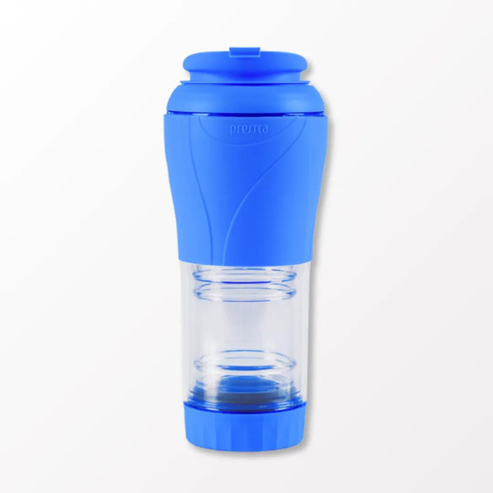 Cafeteira Portátil da Marca Pressca na cor Azul sobre fundo neutro