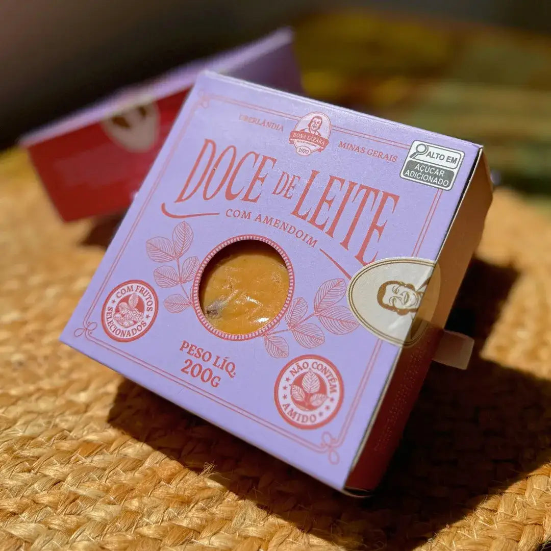 Caixa gaveta lilás do Doce de Leite com Amendoim Dona Lázara, com abertura frontal exibindo o doce.