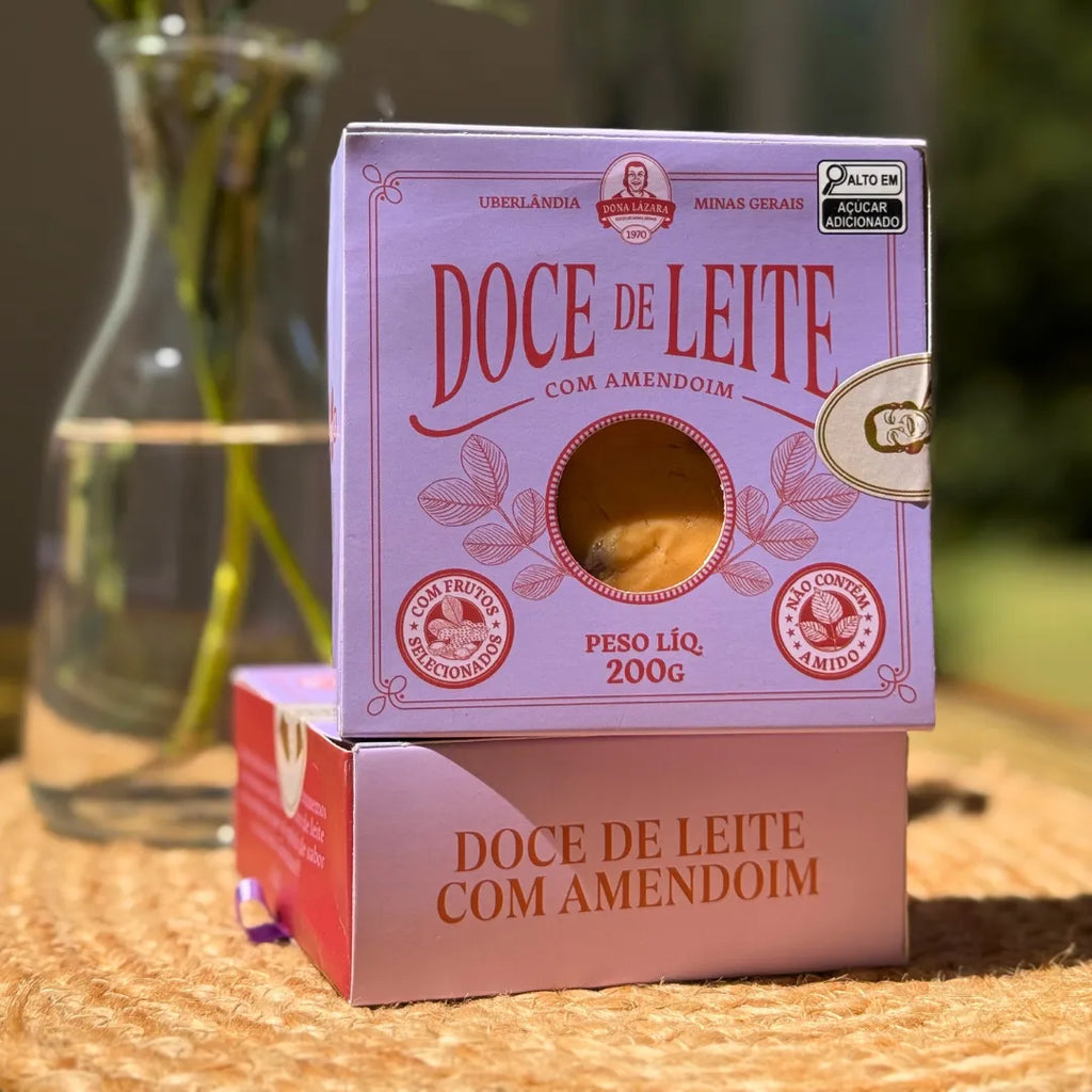 Caixa do Doce de Leite com Amendoim empilhada, mostrando a janela frontal e o design clássico da marca.