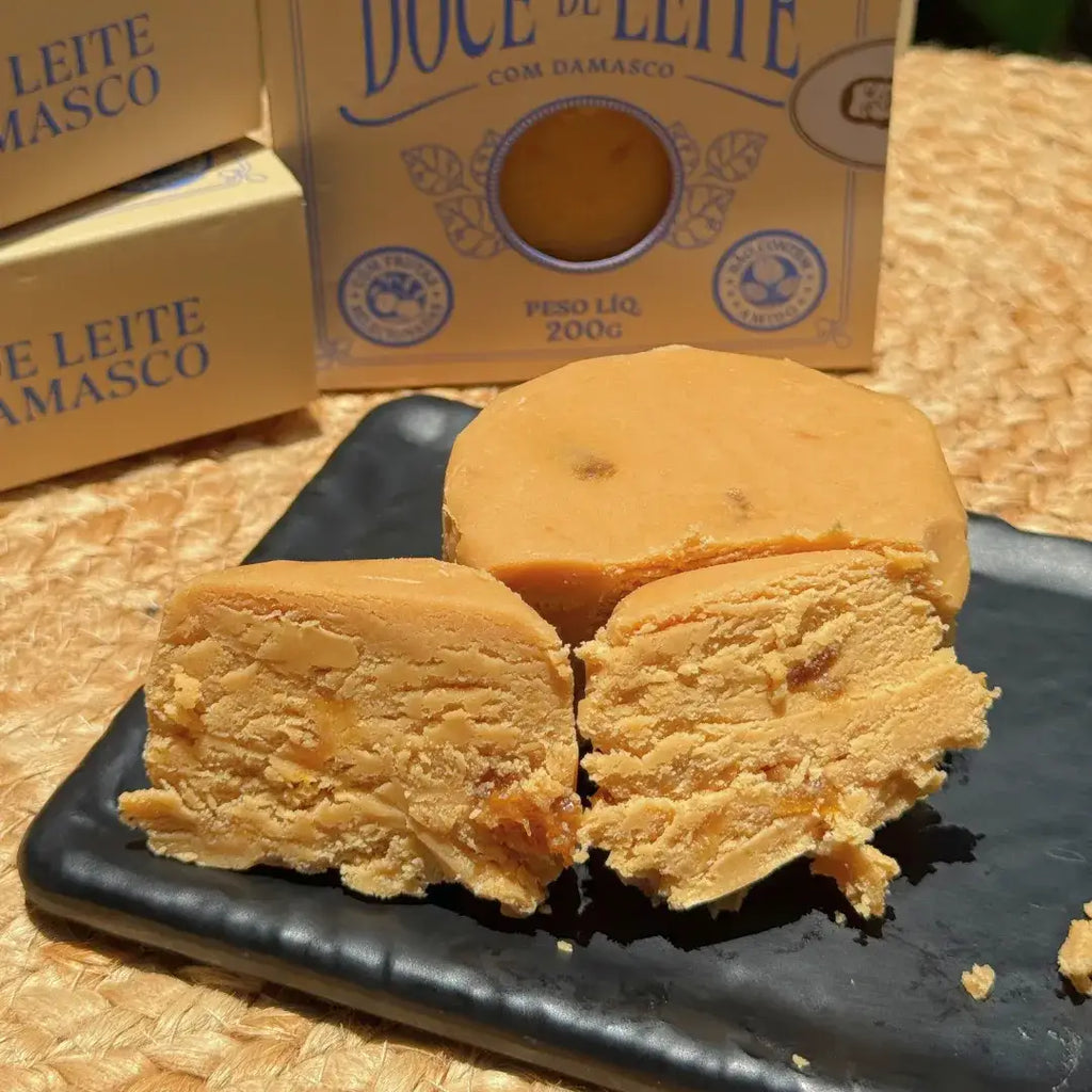 Pedaços de doce de leite com damasco ao lado da caixa presente estilo gaveta, detalhes dos damascos