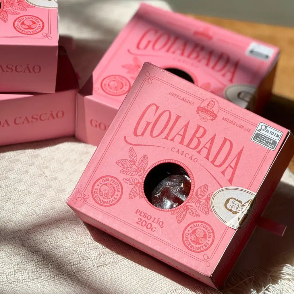 Conjunto de caixas de goiabada cascão 200g Dona Lázara organizadas em ambiente iluminado, destacando o formato de presente.
