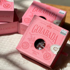 Conjunto de caixas de goiabada cascão 200g Dona Lázara organizadas em ambiente iluminado, destacando o formato de presente.