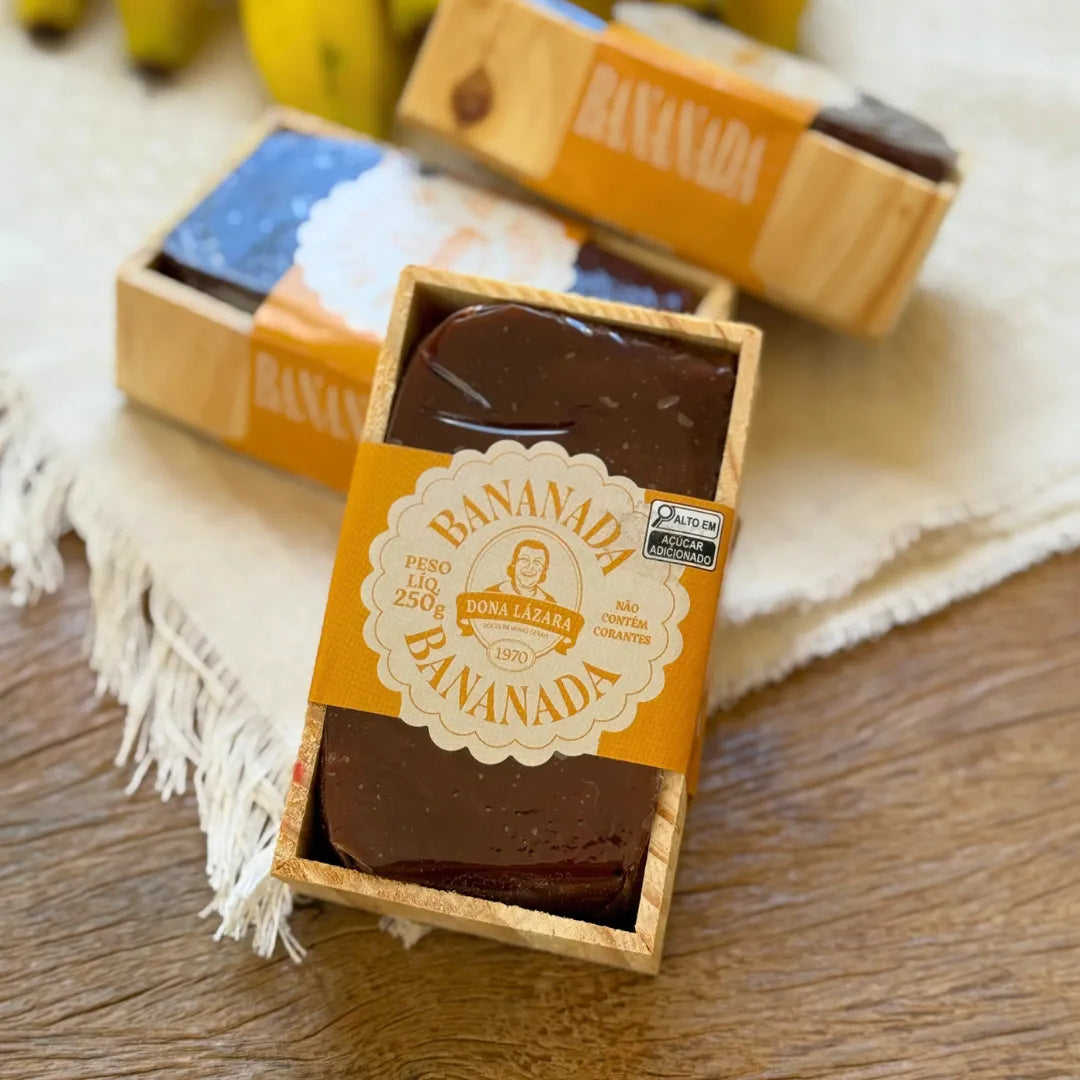 Caixote de bananada Dona Lázara 250g com bananas ao fundo – doce artesanal mineiro.