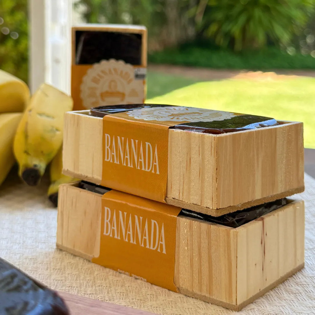 Trio de caixotes de bananada empilhados – embalagem rústica de madeira.