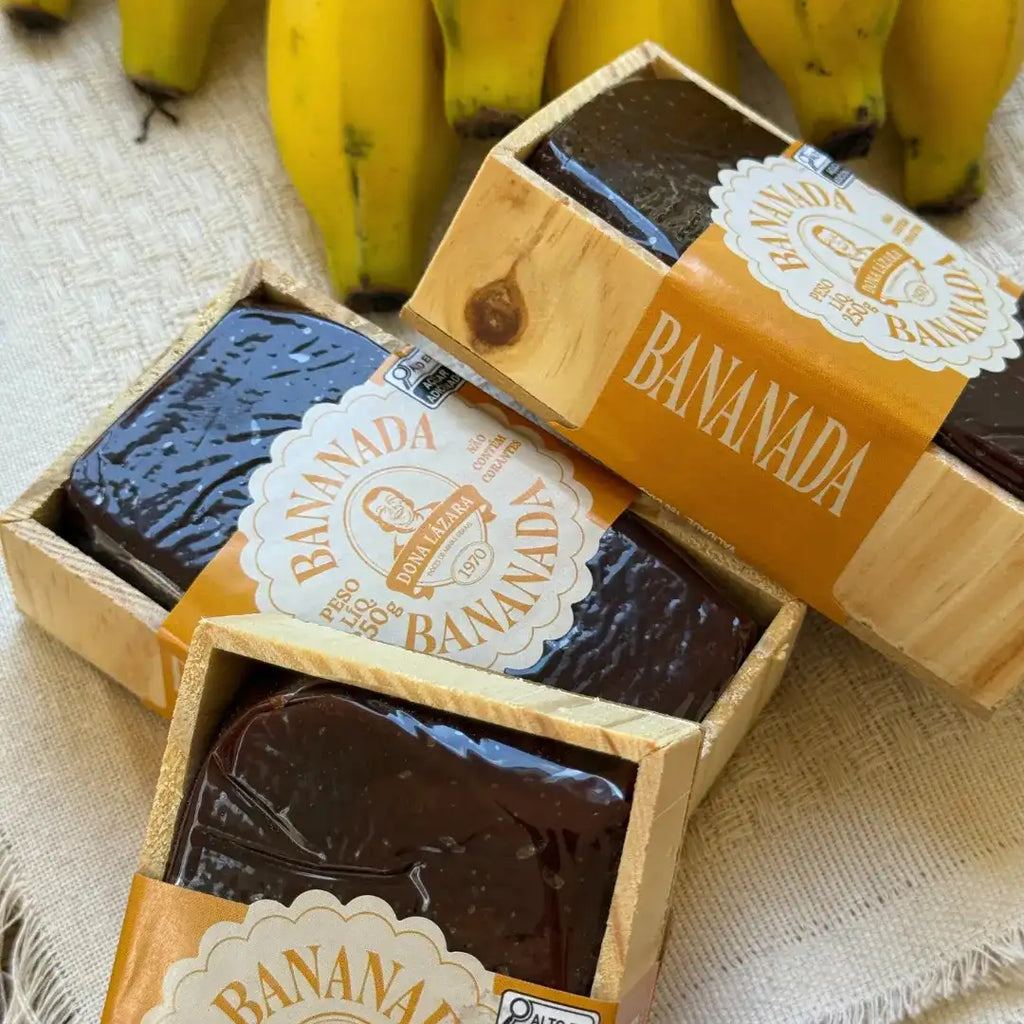 Bananada fatiada sobre tábua de madeira – doce de banana cremoso artesanal.