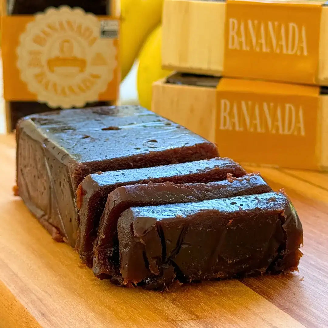 Bananada fatiada em close, textura macia – bananada cremosa sem amido.