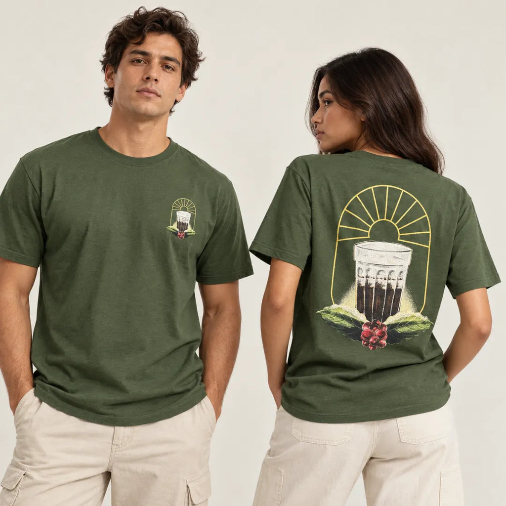 Dois modelos vestindo a camiseta verde militar, um de frente mostrando a estampa pequena no peito e outra de costas com a estampa grande do copo de café coado, arco de sol e ramo de café com frutos vermelhos.
