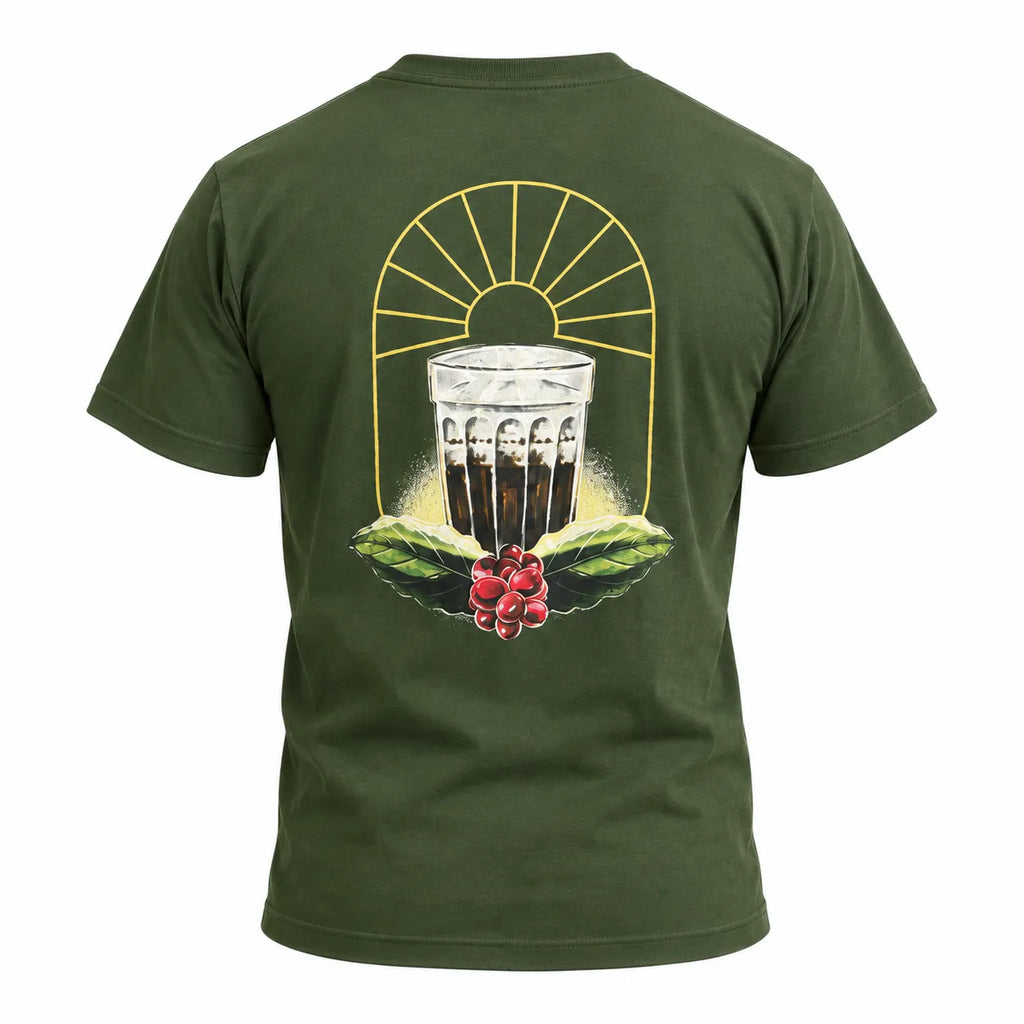 Camiseta verde militar vista de costas sobre fundo branco, com a estampa grande do copo de café coado, arco de sol dourado e ramo de café com folhas e frutos vermelhos.