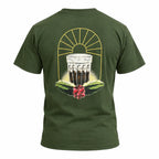 Camiseta verde militar vista de costas sobre fundo branco, com a estampa grande do copo de café coado, arco de sol dourado e ramo de café com folhas e frutos vermelhos.