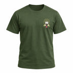 Camiseta verde militar vista de frente sobre fundo branco, com a estampa pequena do copo de café coado com arco de sol no lado esquerdo do peito.