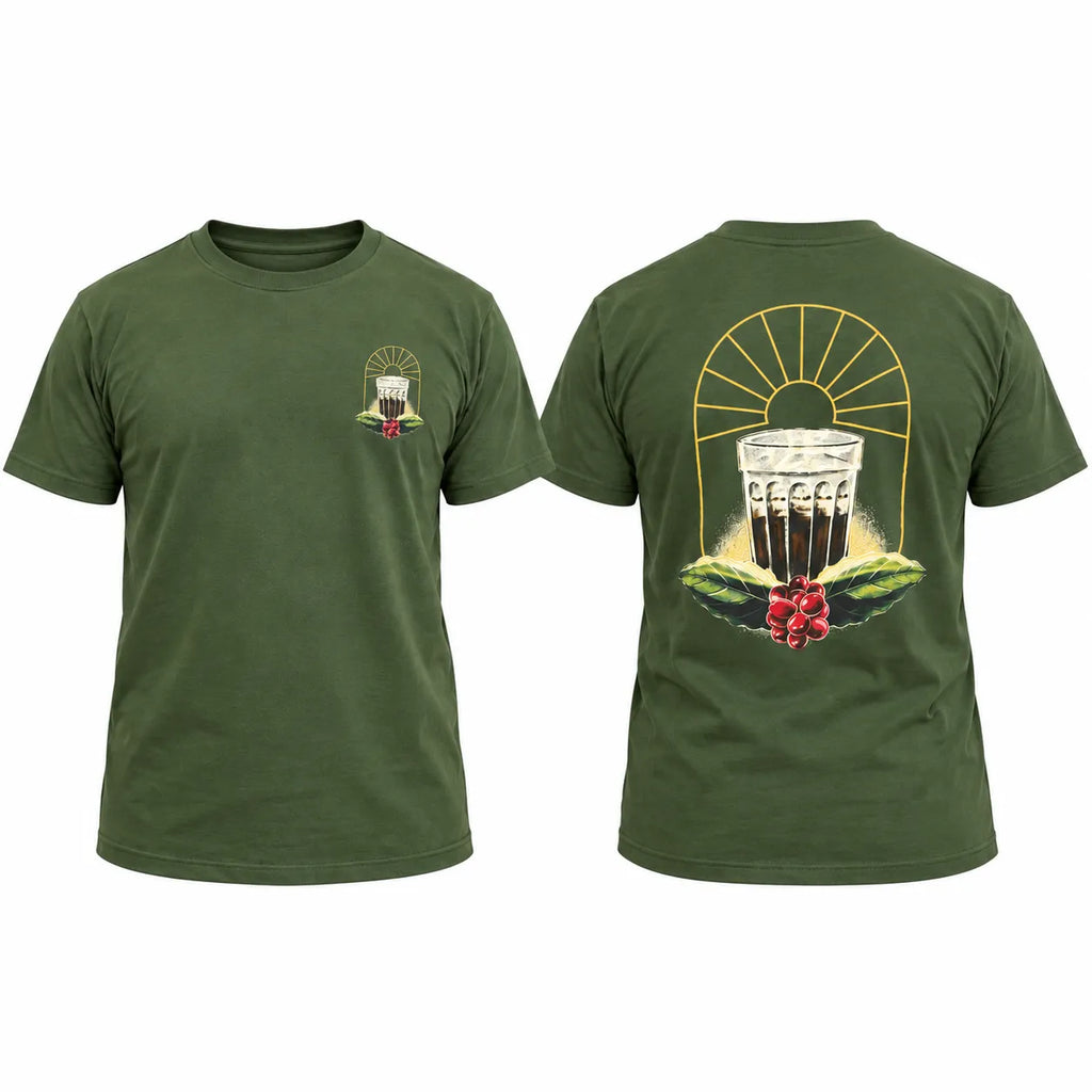 Camiseta verde militar mostrada de frente e de costas sobre fundo branco, com a estampa pequena no peito e a estampa grande do copo de café coado nas costas.