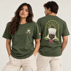 Modelo feminina de frente e modelo masculino de costas vestindo a camiseta verde militar, mostrando a estampa pequena no peito e a estampa grande do café coado com arco de sol e ramo de café.