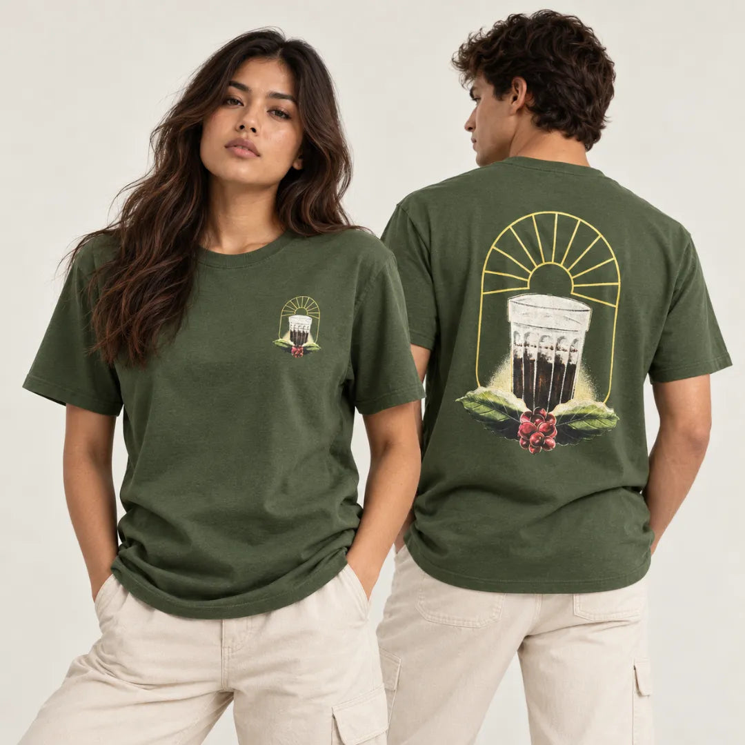 Modelo feminina de frente e modelo masculino de costas vestindo a camiseta verde militar, mostrando a estampa pequena no peito e a estampa grande do café coado com arco de sol e ramo de café.