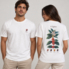 Dois modelos vestindo a camiseta branca, um de frente com o grão de café "Arábica" estampado no peito e outra de costas com a estampa grande "O Cafeeiro" do pé de café e os quatro grãos.