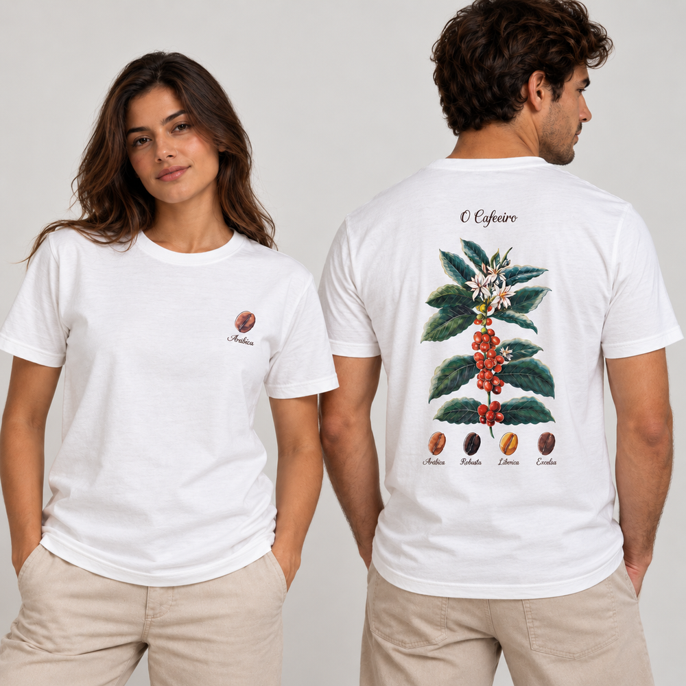 Modelo feminina de frente com o grão "Arábica" no peito e modelo masculino de costas com a estampa "O Cafeeiro", vestindo a camiseta branca em estúdio de fundo claro