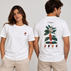 Modelo feminina de frente com o grão "Arábica" no peito e modelo masculino de costas com a estampa "O Cafeeiro", vestindo a camiseta branca em estúdio de fundo claro