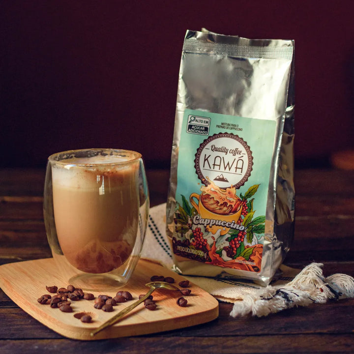 Xícara e Pacote de Cappuccino Kawá da Fazenda Jotacê com grãos de café e aparadores de pano e madeira sobre mesa