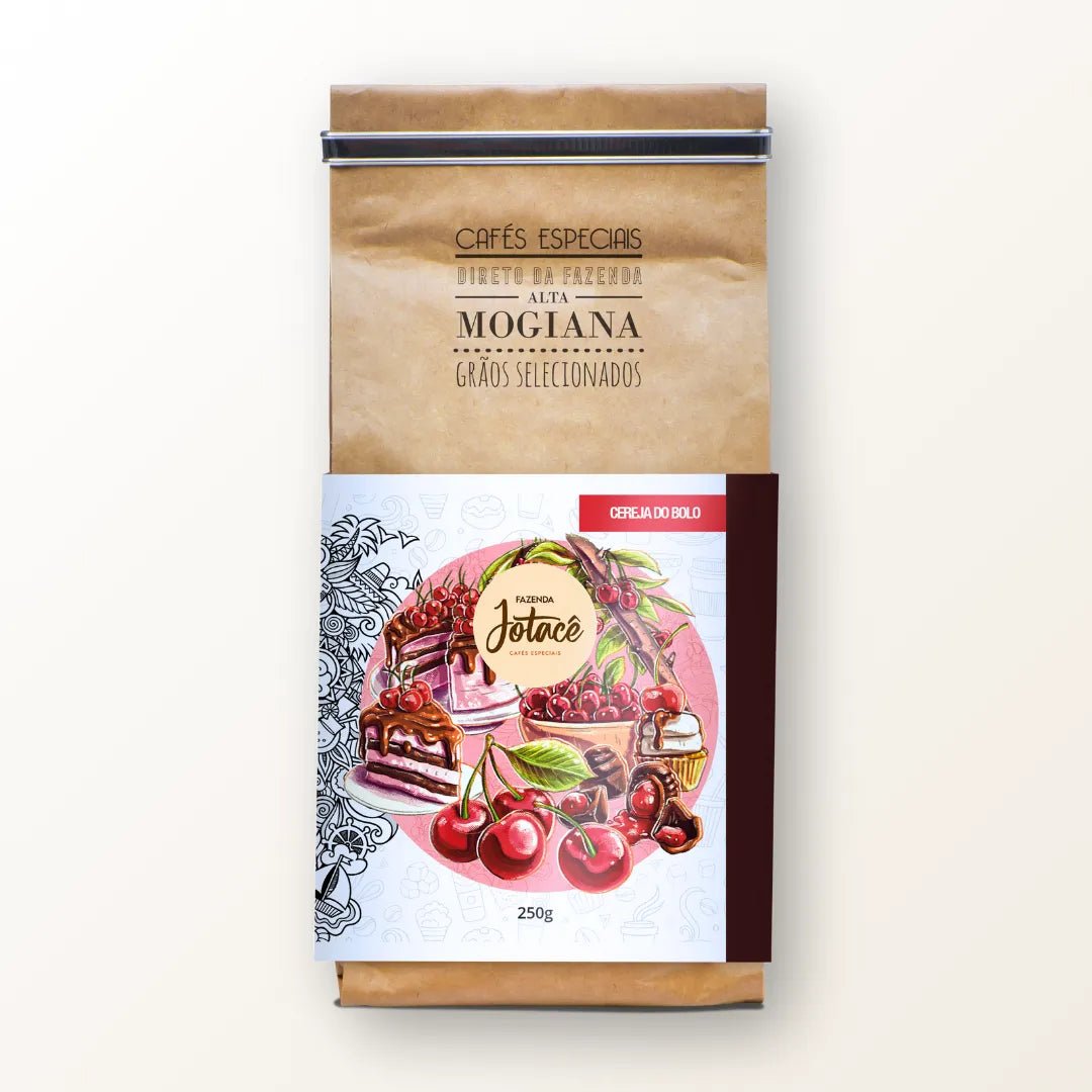 Pacote 250g do Café Especial Microlote Cereja do Bolo da Fazenda Jotacê, embalagem ilustrada em fundo branco.