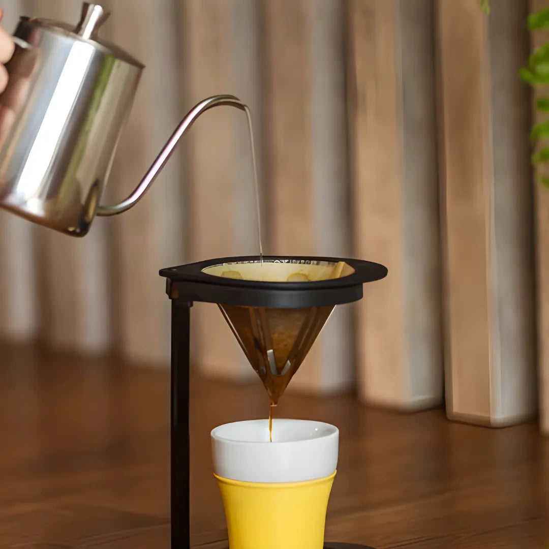 Água quente vertida em um SoloUno sobre copo amarelo para café individual.