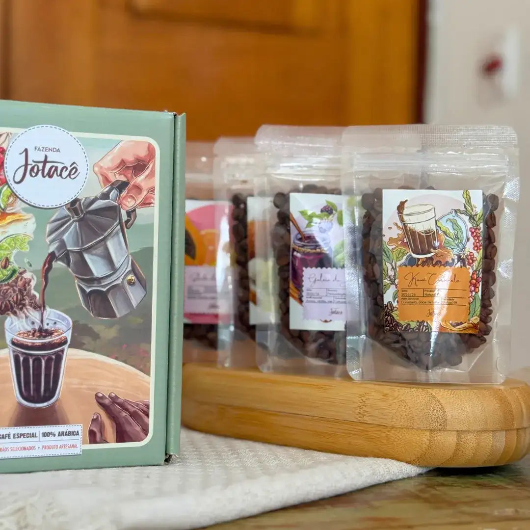 Kit Coleção Origens da Fazenda Jotacê com quatro cafés especiais em grãos e copo americano com cinta de couro artesanal.