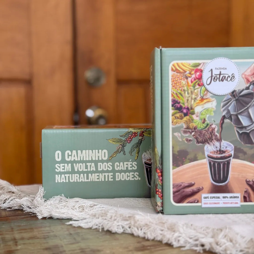 Caixa da Coleção Origens da Fazenda Jotacê com a frase “O caminho sem volta dos cafés naturalmente doces” em destaque.
