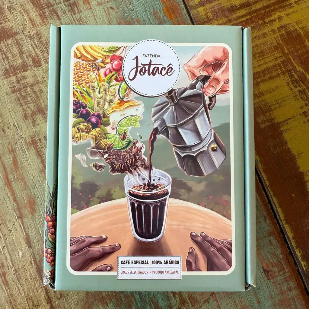 Caixa da Coleção Origens da Fazenda Jotacê exibindo ilustração colorida de moka despejando café em copo lagoinha.