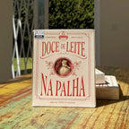 Caixa de Doce de Leite na Palha Dona Lázara posicionada em ambiente iluminado, evidenciando o design retrô e a janela que mostra o doce na palha.