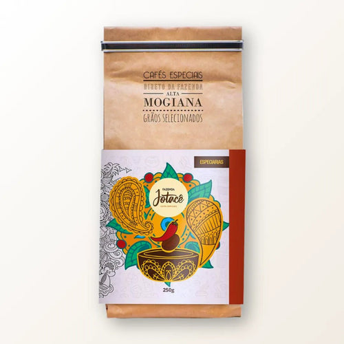 Pacote 250g do Café Especial Microlote Especiarias da Fazenda Jotacê, embalagem ilustrada em fundo branco.