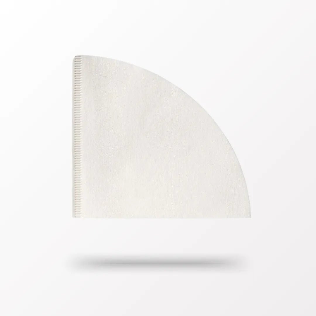 Filtro de Papel para café especial modelo cônico tamanho 102 flutuando sobre fundo branco