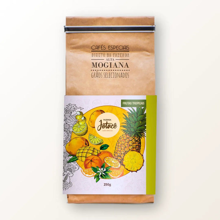 Pacote 250g do Café Especial Microlote Frutas Tropicais da Fazenda Jotacê, embalagem ilustrada em fundo branco.