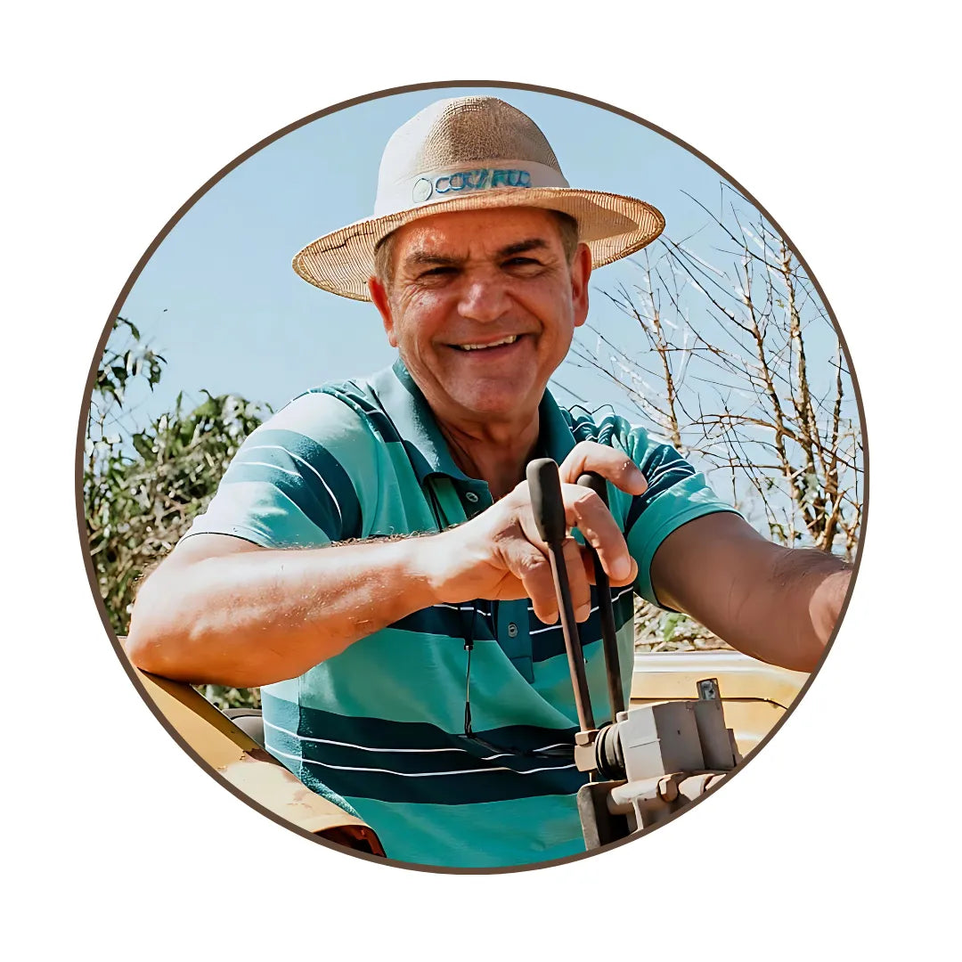 Homem sorridente com chapéu dirigindo um trator em um dia ensolarado