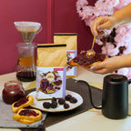 Pacote de Café Especial Geleia de Amora da Fazenda Jotacê em cena rústica, com croissant recheado com geleia de amora, café coado e decoração delicada, evocando o sabor das memórias afetivas.