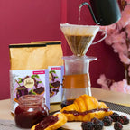 Café Especial Geleia de Amora da Fazenda Jotacê ao lado de um coador Hario V60, croissant recheado e pote de geleia de amora, unindo a doçura das frutas ao sabor equilibrado do café especial