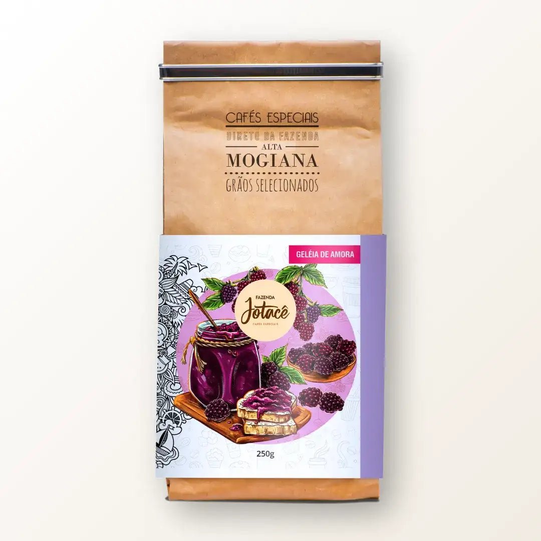 Pacote de Café Especial Geleia de Amora da Fazenda Jotacê em fundo neutro, destacando o design exclusivo da embalagem e a proposta sensorial do microlote inspirado em geleias caseiras.