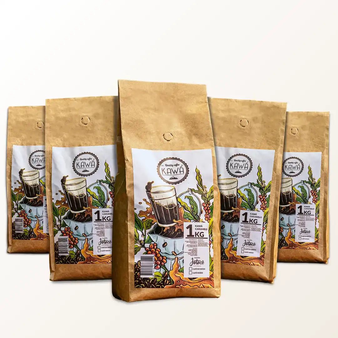 5 pacotes em pé de 1 Kg do Kawá Caramelo da Fazenda Jotacê, dispostos em formação triangular com fundo branco