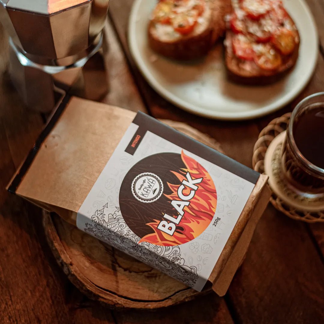 Pacote de Café Kawá Black em destaque com bruschetas e cafeteira italiana ao lado.
