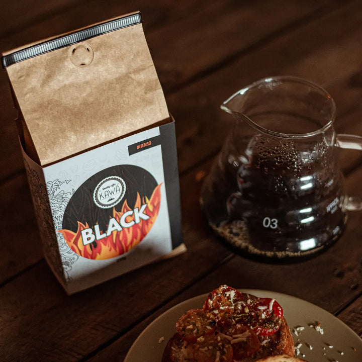 Café Kawá Black em embalagem estilizada com jarrade café e bruschetta ao lado.