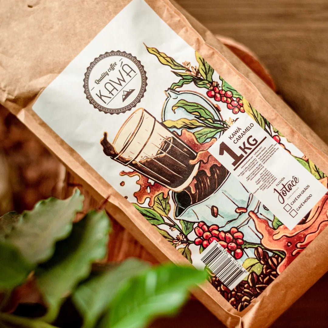 Vista superior de pé de café desfocado e pacote de 1 Kg de Café Kawa Caramelo da Fazenda Jotacê  sobre mesa de madeira