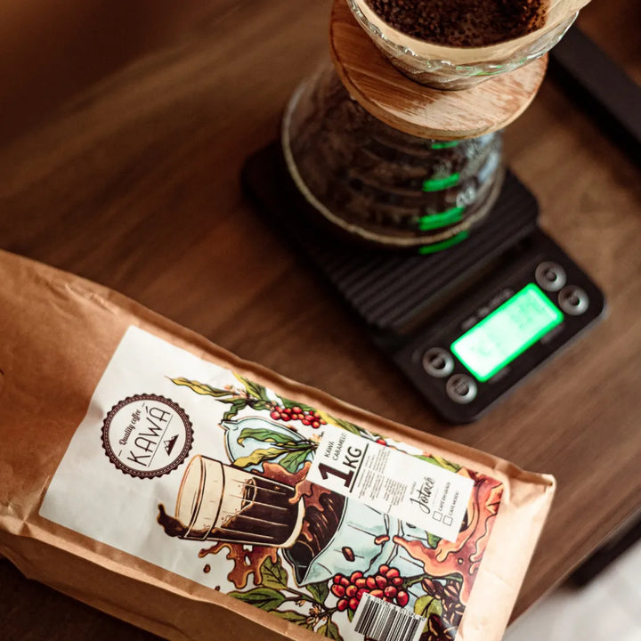 Pacote de 1 Kg de Café Kawa Caramelo da Fazenda Jotacê ao lado de jogo para passar café e balança digital black com timer