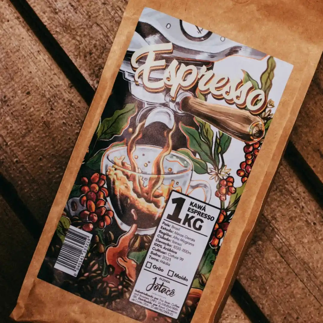Pacote de Kawá Espresso sobre superfície de madeira com foco na ilustração da embalagem